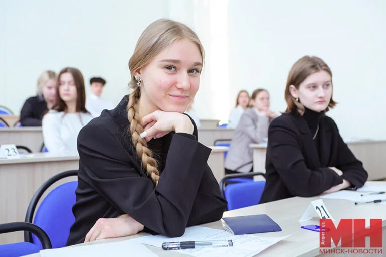 О новшествах в проведении ЦЭ-2025 рассказали в Министерстве образования. Первое новшество — запрет на использование смартфонов и средств аудио-видео-фотофиксации на всей территории пункта проведения централизованного экзамена, а не только в аудитории. Гаджеты изымут на этапе пропускного контроля. Второе изменение касается учителей-предметников, которые сопровождают учеников. В этом году на ЦЭ они присутствовать не будут. Для педагогов определены отдельные помещения, максимально удаленные и изолированные от аудиторий проведения централизованного испытания, где они будут ожидать учеников. «Минск-Новости» MINSKNEWS.BY Telegram Viber FB VK Inst TikTok YouTube