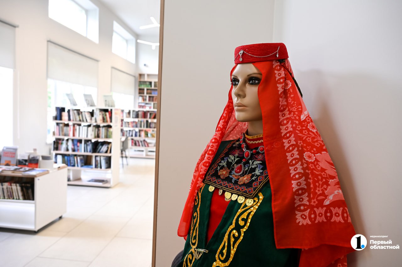 В Челябинске ко Дню семьи показали 100‑летнее платье башкирской невесты именно оно на верхнем фото В Центральной библиотеке имени Пушкина в Челябинске региональный ЗАГС начал череду праздничных событий, посвященных Дню семьи, любви и верности. Там прошло модное дефиле, свадебная выставка и торжественная церемония бракосочетания. Фотограф Первого областного медиахолдинга Андрей Ткаченко окунулся в атмосферу праздника. / Прислать новость