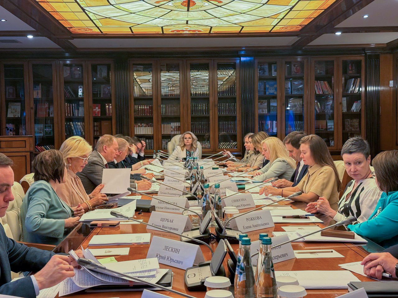 Татьяна Голикова провела совещание по реализации нацпроекта «Семья» в текущем году «Национальный проект "Семья" включает как меры, доказавшие свою эффективность, такие как единое пособие, материнский капитал, семейная ипотека, так и новые – семейная налоговая выплата, оснащение детских садов, создание комнат матери и ребенка. Так, средствами материнского капитала в 2025 году уже распорядились почти 992 тыс. семей. Единое пособие получили 6,2 млн человек. Создано 205 комнат матери и ребенка и группы кратковременного пребывания детей в 151 вузе», – подчеркнула Татьяна Голикова. Что еще сделано за первую половину 2025 года: Проведено почти 42 тыс. полных циклов ЭКО. Заключено более 128,5 тыс. социальных контрактов, 64% из них – с семьями с детьми, в том числе с многодетными. Выплату в размере 450 тыс. рублей на погашение ипотечного кредита или займа получили 77,3 тыс. многодетных семей. 71 детская школа искусств получила музыкальные инструменты, оборудование и учебные материалы. По программе «Пушкинская карта» молодые люди в возрасте от 14 до 22 лет приобрели13,5 млн билетов. В программы активного долголетия вовлечены более 13,2 млн граждан старшего поколения. Более 40,5 тыс. мероприятий проведено в центрах общения для лиц старшего поколения на базе Социального фонда. Системой долговременного ухода охвачено 174 тыс. граждан пожилого возраста и инвалидов. В рамках проекта «Старшее поколение» введены в эксплуатацию 2 социальных объекта в Самарской и Саратовской областях. Новости Правительства России