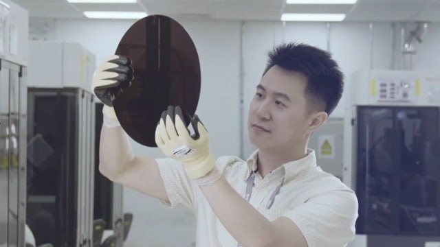 Китайская YMTC врывается на рынок флеш памяти Новый завод в Ухане приступит к массовому выпуску чипов NAND во второй половине 2026 года Несмотря на американские санкции YMTC сотрудничает с Samsung и уже способна выпускать 3D TLC память с более чем 270 слоями Суммарная стоимость запуска уханьского предприятия оценивается в 3 миллиарда долларов благодаря проекту производитель рассчитывает занять до 15 мирового рынка NAND Спрос на рынке ИИ позволит неплохо заработать поскольку мощности конкурентов Samsung SK Hynix и Micron уже зарезервированы