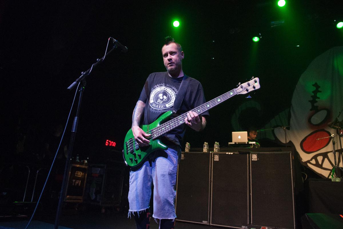 Умер Сэм Риверс басист группы Limp Bizkit Ему было 48 лет Риверс занимался музыкой с детства играл на трубе а позже освоил гитару и бас гитару Подрабатывая в кафе Chick fil A он познакомился с Фредом Дерстом и в 1994 году они основали Limp Bizkit В 2015 2018 годах Риверс временно покинул группу из за болезни печени После успешной операции он вернулся и выступал с коллективом вплоть до своей смерти Больше новостей в Daily News
