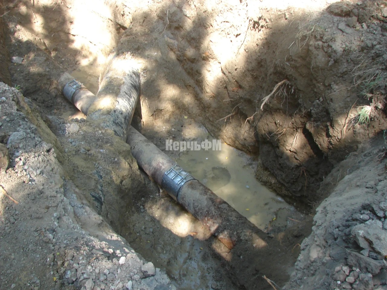 На улице 12 Апреля заменили кусок трубы на старом водоводе КерчьФМ сообщал в своей новостной ленте о водном коллапсе, который произошел на улице 12 Апреля три дня назад. Водоканал Керчи устранял аварию почти сутки и завершил работы минувшей ночью, чтобы у жителей района завода Войкова была вода. Как выяснилось, порыв произошел на старой трубе водовода, которая пролегает под новой, недавно установленной. Массовое переподключение абонентов к новому водоводу состоялось на днях. Следом планировалось переподключить оставшихся... подробнее