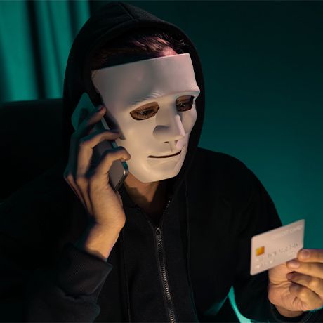 Мошенники активизировались к Дню матери с новыми схемами обмана С помощью искусственного интеллекта они подделывают голоса детей и звонят родственникам с просьбами срочно перевести деньги на подарок для мамы Кроме того в интернете распространяется множество фейковых акций и выгодных предложений по теме подарков для мам Злоумышленники также организуют ложные благотворительные сборы якобы в поддержку одиноких матерей и нуждающихся семей предупреждают эксперты Хабаровскоп уже в MAX