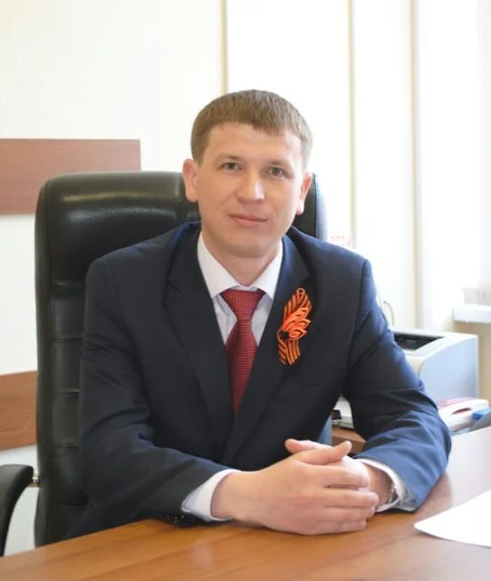 Глава Нытвы уходит в отставку Глава Нытвенского округа Ринат Хаертдинов на фото написал заявление о сложении полномочий. Заявление об отставке местная дума рассмотрит 20 августа. Об этом сообщает газета «Звезда». Исполнять обязанности главы муниципалитета будет заместитель главы округа Александр Попов. Ринат Хаертдинов возглавляет Нытвенский район с 2015 года. До этого занимал пост первого замглавы районной администрации, работал в министерстве природных ресурсов, лесного хозяйства и экологии Пермского края. Последний раз его полномочия были продлены местной думой в декабре 2024 года.