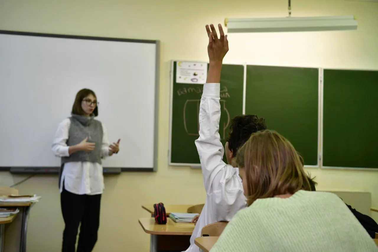 Эвакуация во второй школе подробности происшествия Сегодня в 12 05 в школе 2 произошло короткое замыкание потолочного светильника Администрация учреждения незамедлительно провела эвакуацию 483 ученика организованно покинули здание в строгом соответствии с правилами безопасности Очаг возгорания был ликвидирован сотрудником охраны с помощью штатного огнетушителя еще до приезда пожарных расчетов которые прибыли на место спустя шесть минут В результате инцидента повреждено лишь 0 5 квадратного метра потолка После детального осмотра помещений специалисты МЧС подтвердили безопасность здания и разрешили возобновить учебный процесс Ученики начальных классов были переведены на дистанционный формат обучения и отпущены домой а старшеклассники продолжили очные занятия Никто не пострадал Уже завтра образовательный процесс для всех классов возобновится в обычном очном формате Фото Андрей Ткачёв Ямал Медиа