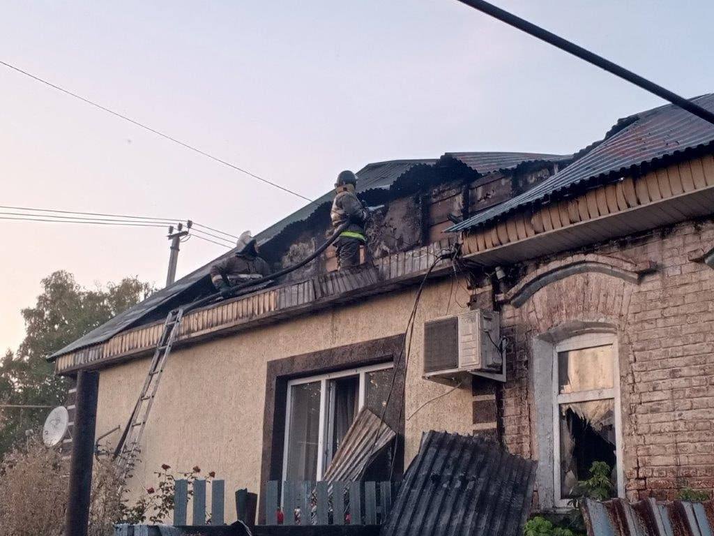 В Самарской области на площади 250 кв. м. горел двухквартирный двухэтажный жилой дом  В селе Кошки на ул. Первомайской горел двухквартирный двухэтажный жилой дом на площади 250 кв. м. Начал гореть фронтон соседнего здания, находящегося на расстоянии 0,5 м. В нем располагается структурное подразделение полиции. Об этом сообщает ГКУ СО «Центр по делам гражданской обороны, пожарной безопасности и чрезвычайным ситуациям».   Возникла угроза распространения огня на соседнее жилое здание, которое находилось на расстоянии двух м. Во время тушения пожара из дома эвакуировали несовершеннолетнего ребенка. В тушении пожара принимали участие 26 человек личного состава и 5 единиц техники.   Дальнейшее распространение огня на соседние строения. не было допущено. Причина пожара устанавливается.