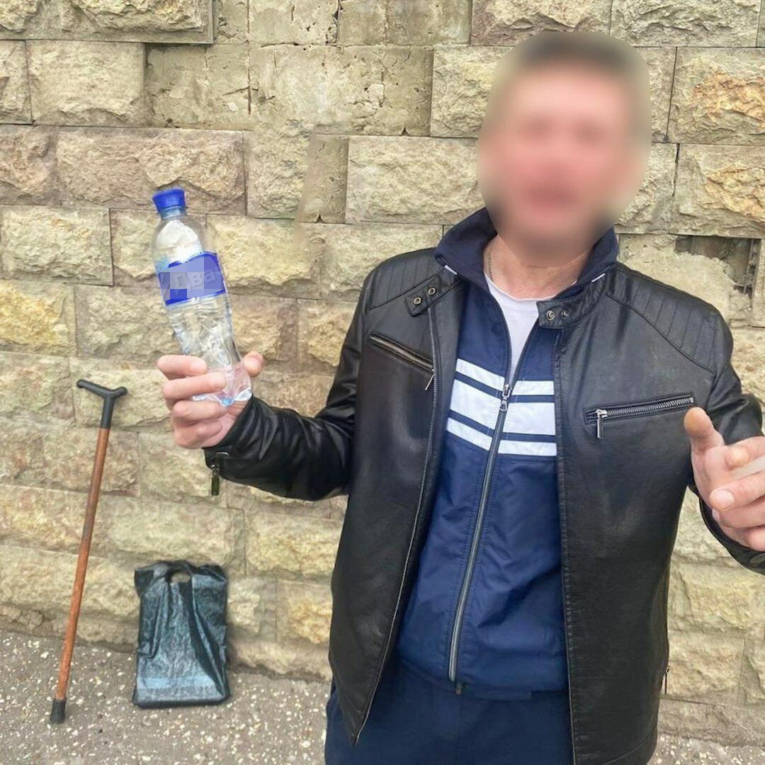 Пришествие Исуса Христоса произошло в российском суде: его осудили по статье 322.3 УК РФ До этого мужчину вызывали в суд Казани, но он на него не явился. Теперь его поймали при выходе из квартиры — оперативники устроили засаду на Исуса. Христос Исус Петрович является злостным нарушителем закона: дело с мигрантами стало пятым в его «судебной биографии». Нарушитель нелегально прописал в своей однушке 45 мигрантов. Уточняется, что 45-летнего мужчину действительно так зовут по паспорту. В 1994 году Исуса осудили за грабёж, в 1996-м — за кражу, а в 1999 году последовал приговор за разбой. Освободившись в 2007-м, через год он снова сел за кражу с проникновением в жилище. Христос имел склонность к запрещённым веществам. С 2014 года он, как сказано в личном деле, предоставленном в суд, состоял на учёте у нарколога, правда, недолго. Уже в 2015-м судебно-психиатрическая комиссия экспертов обнаружила у Исуса органическое расстройство личности, и его сняли с учёта. Теперь Исусу предстоит ответить за незаконную регистрацию мигрантов.