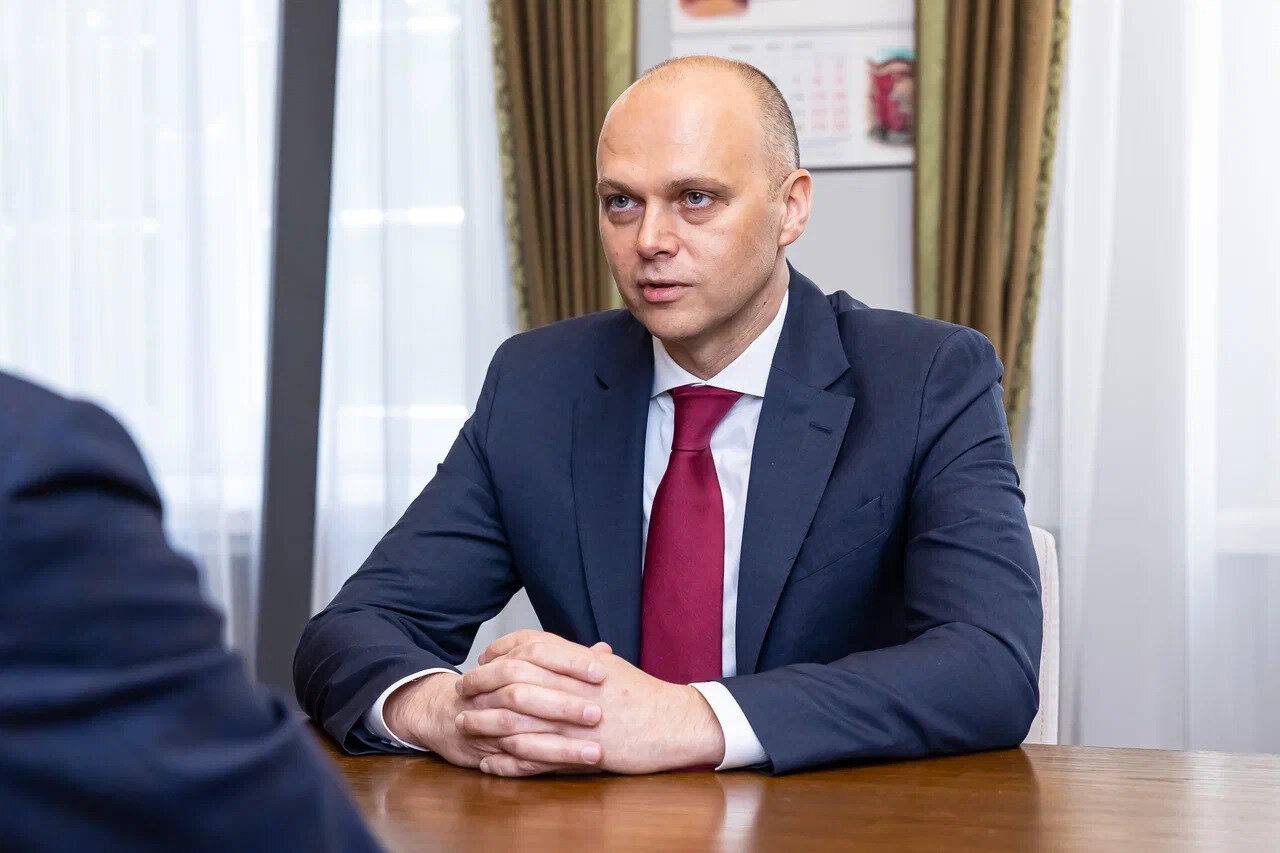 Алексей Беспрозванных обсудил с Минфином финансирование здравоохранения и рост экономики. Губернатор встретился с замминистрами финансов Окладниковой и Кадочниковым. Обсудили поддержку здравоохранения и экономическую устойчивость региона. Беспрозванных отметил рост обрабатывающей промышленности, сельского хозяйства, строительства, розницы и туризма, несмотря на санкции.