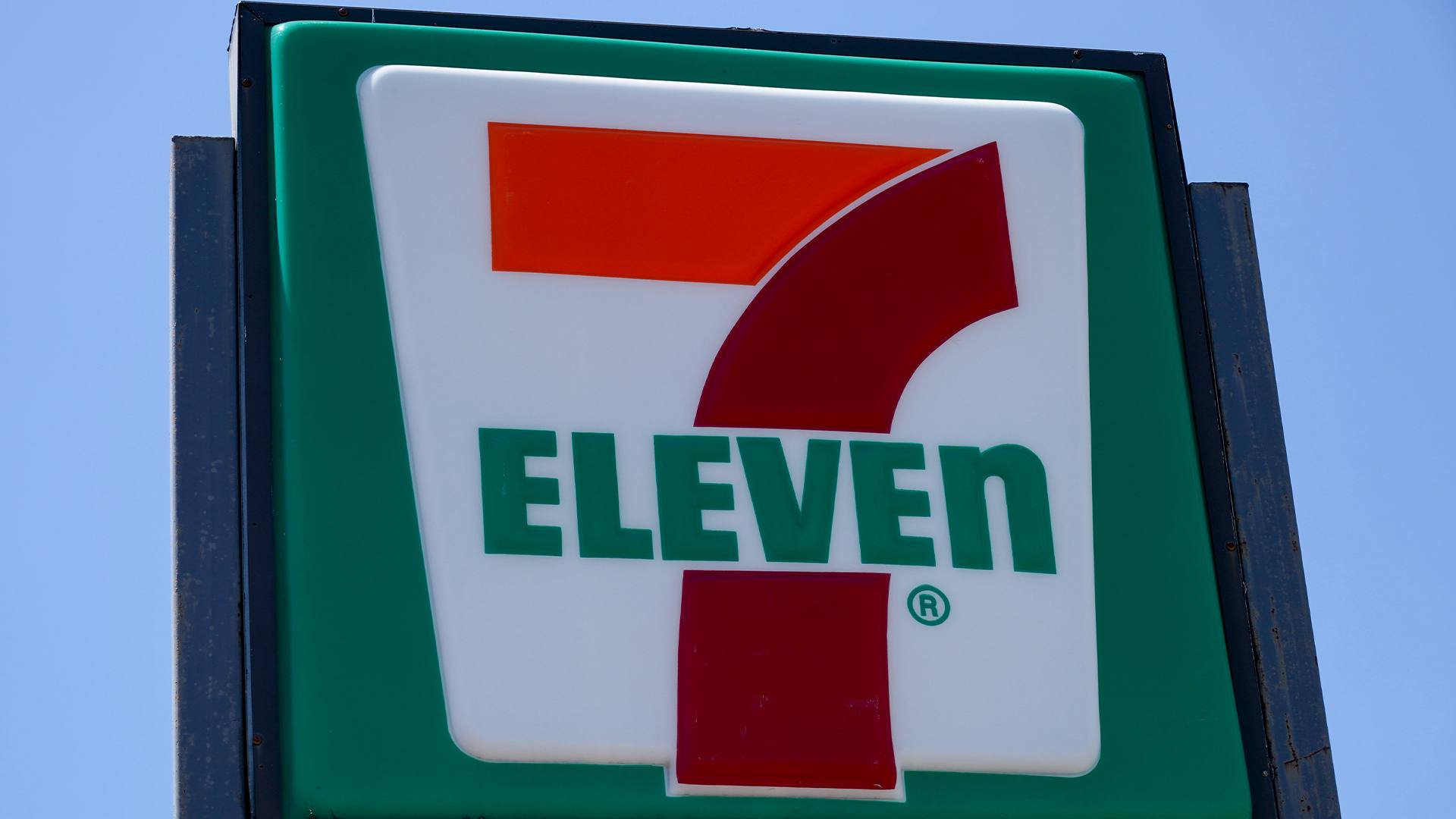 Магазины 7 Eleven могут появиться в России уже в 2026 году компания зарегистрировала восемь товарных знаков и фирменный логотип 7 Eleven крупнейшая сеть магазинов шаговой доступности в мире с 83 тысячами точек в 17 странах Бренд особенно популярен у российских туристов привыкших к нему в Таиланде bezposhady