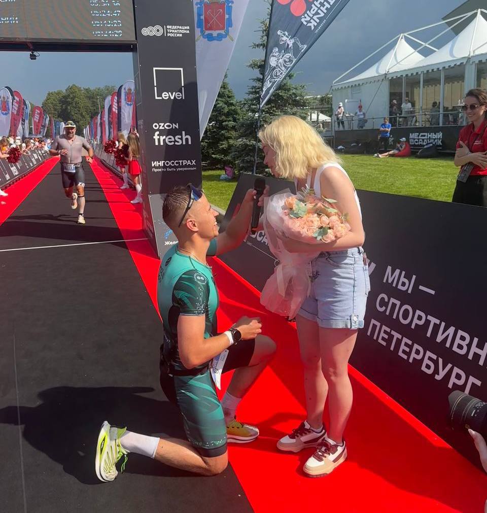 Спортсмен сделал предложение девушке сразу после финиша триатлона. Она ответила: «да». Подписаться Новости СПБ