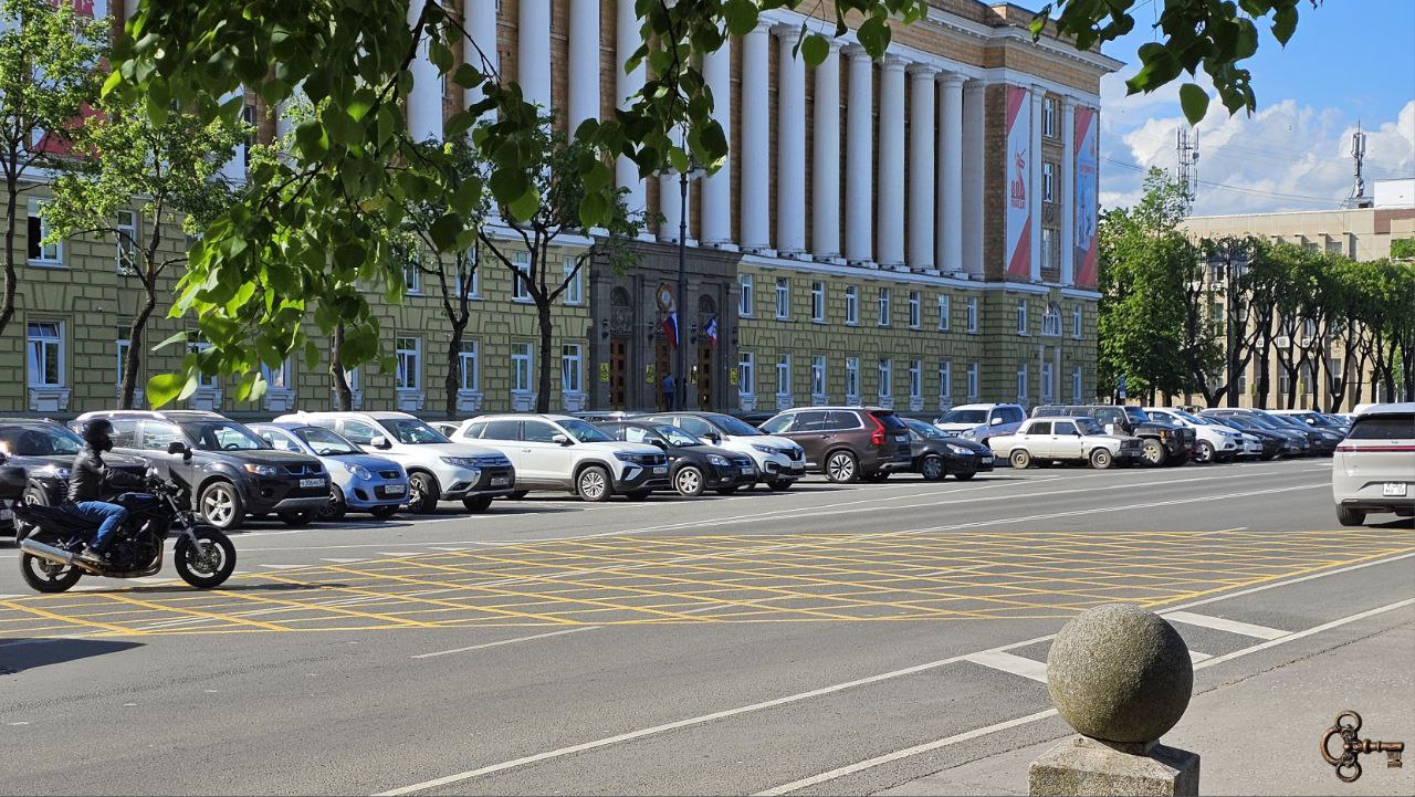 В Великом Новгороде восстановили разметку-«вафельницу», которая впервые в городе появилась на площади Победы-Софийской на выезде с Чудинцевой улицы в ноябре 2024 года. С тех пор она полностью стёрлась и вот сейчас её нанесли заново. На перекрёсток с такой разметкой нельзя выезжать, если нет возможности проехать его полностью без остановки. В данном случае актуально для водителей из-за непрерывного потока транспорта. Но многие игнорируют, выезжают и стоят на разметке.