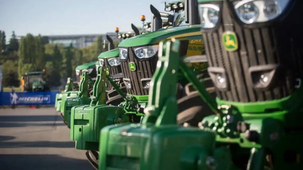John Deere сообщил о снижении прибыли и выручки за весь 2025 год В 2025 финансовом году John Deere зафиксировал общий объём продаж на уровне 45 684 млрд долларов более 3 5 трлн рублей по текущему курсу ЦБ РФ что на 12 меньше чем в предыдущем году Подробнее читайте