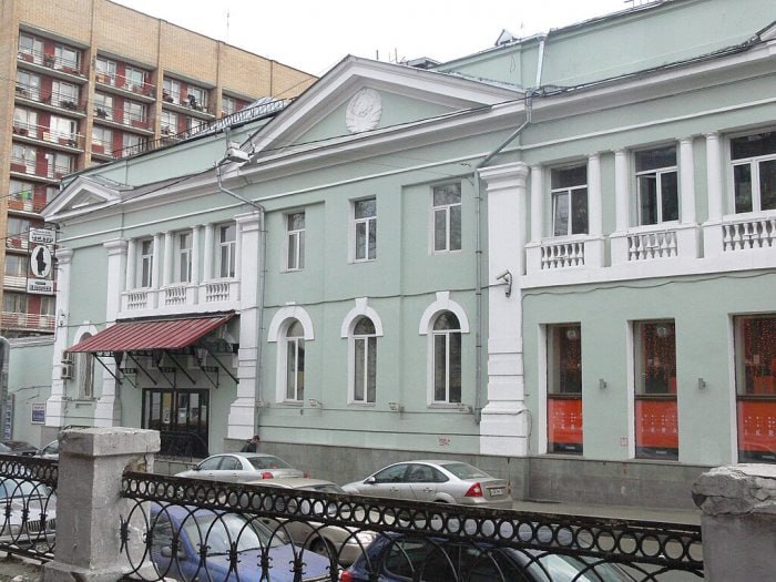В Театр им. Гоголя назначен новый директор Директором Театра им. Гоголя стал Константин Чернышев. Ранее он работал на руководящих должностях в Театре им. Маяковского и Театре на Малой Бронной. В последнее время Чернышев входил в руководящий состав «Мастерской «12» Никиты Михалкова». «Мне оказано большое доверие, как со стороны департамента культуры Москвы, так и со стороны художественного руководителя театра Антона Юрьевича Яковлева, – цитирует ТАСС слова Константина Чернышева. – Для меня это возможность реализовать мои знания и более чем 35-летний опыт работы в театрах столицы. С Театром Гоголя знаком со времен Бориса Голубовского, с которым имел честь быть знакомым лично. Уверен, что смогу быть Антону Юрьевичу помощником и товарищем». Фото: Prosalov. Сфотографировано загрузившим, CC0, Поддержать донатом