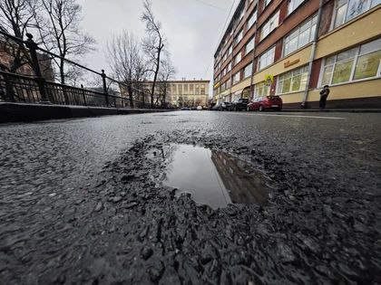 В Петербурге асфальтовая болезнь  Из-за перепадов погоды на дорогах больше ям и выбоин, чем обычно. Ответственным за восстановление значится Комитет по благоустройству. Власти обещают, что дорожные неприятности ликвидируют в срок до 11 февраля.   Куда жаловаться на плохое состояние дорожного покрытия? «КП Петербург» собрала эту информацию в отдельном материале.   : СПб — отдай свой буст нам