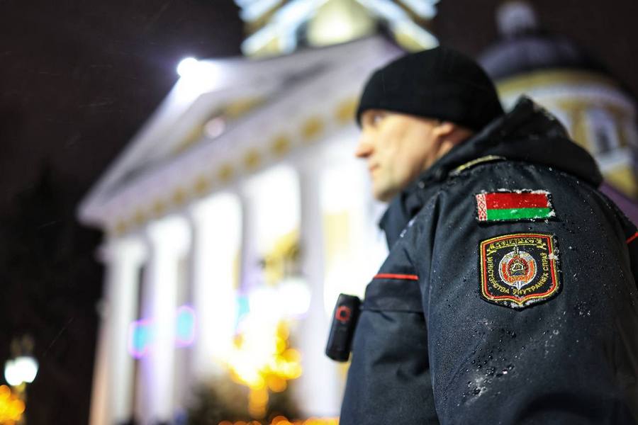 Милиция Гомельщины усилит контроль за общественным порядком во время празднования Рождества В рождественский выходной милиционеры усилят контроль за охраной общественного порядка и безопасностью дорожного движения Наряды Госавтоинспекции приблизятся к местам проведения мероприятий