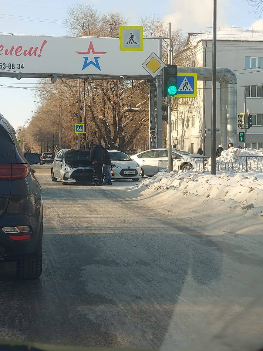 Три гибрида попали в ДТП на Красноармейская-Б. Хмельницкого.