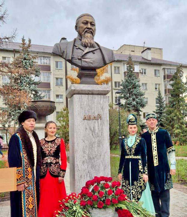 В Казани торжественно открыли бюст Абаю   Событие приурочено к саммиту БРИКС, который проходит сейчас в Татарстане.   В церемонии приняли участие глава минкультуры Казахстана Аида Балаева, министр культуры Татарстана Ирада Аюпова, общественники и представители национально-культурной автономии казахов.   Это яркий наглядный пример вечной дружбы, взаимного понимания, духовного родства между нашими народами, — сказала Балаева. — Безусловно, на формирование мировоззрения Абая оказали влияние не только мыслители Востока, но и русские классики. Духовная связь Абая с Крыловым, Лермонтовым, Пушкиным красноречиво говорит о масштабе его личности".   В России чтят и помнят великого казахского поэта. В столице нашей республики установлен памятник, а в ряде российских городов имеются улицы, названные именем Абая Кунанбаева", - сказала Ирада Аюпова.  Памятник Абаю в Казани установлен на пересечении улиц Назарбаева и Качалова.