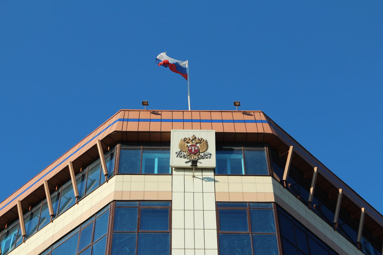 ПАО Сбербанк России требует признать банкротом индивидуального предпринимателя Митракова Александра Евгеньевича ресторатор основатель 0 75 Group В Арбитражный суд Красноярского края поступило заявление  ПАО Сбербанк России в лице Красноярского отделения 8646 Сибирского банка далее банк о признании банкротом индивидуального предпринимателя Митракова Александра Евгеньевича и введении процедуры реструктуризации долгов дело А33 1031 2026 Как следует из заявления перед банком имеются неисполненные обязательства по поручительству предоставленному в обеспечение исполнения двух кредитных обязательств заемщика ООО СКАЙ 1 с лимитом кредитной линии 9 700 000 руб процентная ставка 32 43 годовых 2 с лимитом кредитной линии 9 600 000 с дальнейшим изменением по периодам процентная ставка 30 19 годовых Исполнение обязательств по указанным договорам обеспечено поручительством ИП Митракова А Е Банк указывает что заемщик обязательства по погашению задолженности не исполнил размер неисполненных обязательств составляет 21 188 664 10 руб основной долг 160 711 56 руб неустойка пеня штраф Просрочка исполнения обязательств по данным кредитора возникла с 26 09 2025 и превышает три месяца Вопрос о принятии заявления к производству будет решён судом в течение 5 рабочих дней статья 127 АПК РФ ВК Телеграм Сайт Чат бот