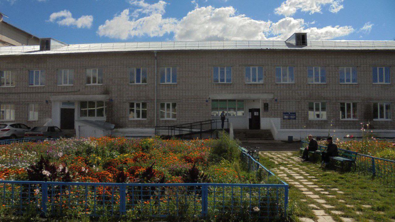 Алнашскую районную больницу, в которой не помогли пациенту с инфарктом, оштрафовали на 75 тысяч рублей.   Весной 2025 года территориальный орган Федеральной службы по надзору в сфере здравоохранения провел внеплановую проверку деятельности Алнашской районной больницы в связи с обращением о некачественном оказании медицинской помощи 64-летнему мужчине, что привело к его смерти.   Проверка выявила, что в больнице не оказали экстренную медпомощь пациенту с симптомами острого инфаркта миокарда, не инициировали консилиум и не провели консультации с региональным сосудистым центром по вопросу транспортировки пациента с использованием санитарной авиации.   В суде представитель Алнашской больницы при назначении наказания просил учесть неблагоприятное материальное положение бюджетного учреждения, а также принять во внимание, что необходимая медицинская помощь пациенту была оказана, а также проведена дополнительная учеба с врачами и фельдшерами с проработкой схемы маршрутизации пациентов с острым коронарным синдромом.   С учетом доказательств, подтверждающих вину учреждения, возможности соблюдения им установленных правил, за нарушение которых предусмотрена ответственность по ч. 3 ст. 19.20 КоАП, наличия смягчающих по делу обстоятельств, Можгинский суд назначил Алнашской больнице наказание в виде штрафа в размере 75 000 рублей, сообщила объединенная пресс-служба судов Удмуртии.     -info