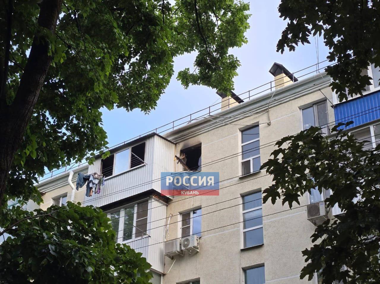 Несколько квартир сгорели в Краснодаре из-за веток, упавших на провода Пожар вспыхнул на ул. Ставропольской. Как рассказывают местные жители, всему виной ветви дерева, которые упали из-за сильного ветра. Они повредили линии электропередачи. Позднее произошло короткое замыкание в квартирах. Жильцы не успели даже обуться, выбегали на улицу босиком. В некоторых квартирах сломалась бытовая техника, рассказывают очевидцы. В ГУ МЧС по краю сообщили, что пламя удалось потушить на площади 40 кв.м. Погибших и пострадавших нет. Эвакуированы 67 человек, в том числе 3 ребёнка. Быть в курсе Прислать новость