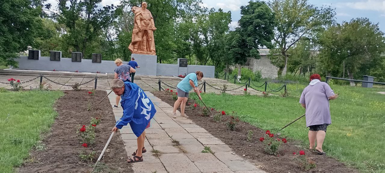 В селе Плугатарь под руководством секретаря первичного отделения № 13 Веры Гончаровой в поддержку парт проекта «Чистая страна» проведено благоустройство на территории зоны отдыха, у часовни Георгия Победоносца и у мемориала погибших воинов. В процессе мероприятия активистами и сторонниками было проведена прополка клумб от сорняков и окучивание, уборка мусора, что придало территории дополнительную привлекательность. После завершения работ, территория преобразилась в цветущий оазис, где каждый куст и цветок радовал глаз яркой зеленью и узорами. - Благоустройство территории – это возможность не только улучшить внешний вид села, но и создать комфортные условия для наших жителей. -отметила Вера Николаевна. #ЕдинаяРоссия #ЕР81 #ЧистаяСтрана
