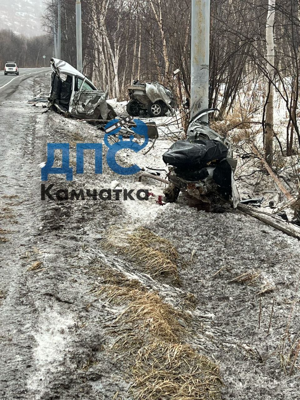 Жительница Камчатки осуждена за смертельное ДТП Ранее ДПС Камчатка сообщало что 20 летняя девушка будучи пьяной и без прав выехала на встречную полосу и врезалась в столб В аварии погиб ее 18 летний пассажир Суд приговорил виновницу к 4 годам колонии поселения Также ей запретили садиться за руль на 3 года и обязали выплатить матери погибшего 980 тысяч рублей Подписаться