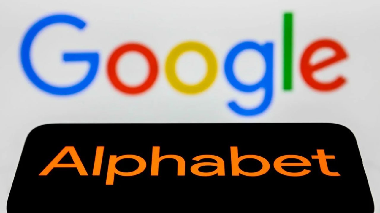 Alphabet Inc намерена привлечь 15 млрд за счет размещения долларовых бондов сообщает агентство Bloomberg со ссылкой на информированные источники GOOGL По их словам компания планирует продать семь траншей облигаций Первоначальный ориентир доходности самых длинных бумаг с погашением в 2066 году предполагает премию в 1 2 процентного пункта к доходности сопоставимых US Treasuries отмечают источники Помимо этого Alphabet поручила банкам организовать размещение бондов в швейцарских франках и в фунтах стерлингов включая 100 летние облигации jkinvest news jkinvest