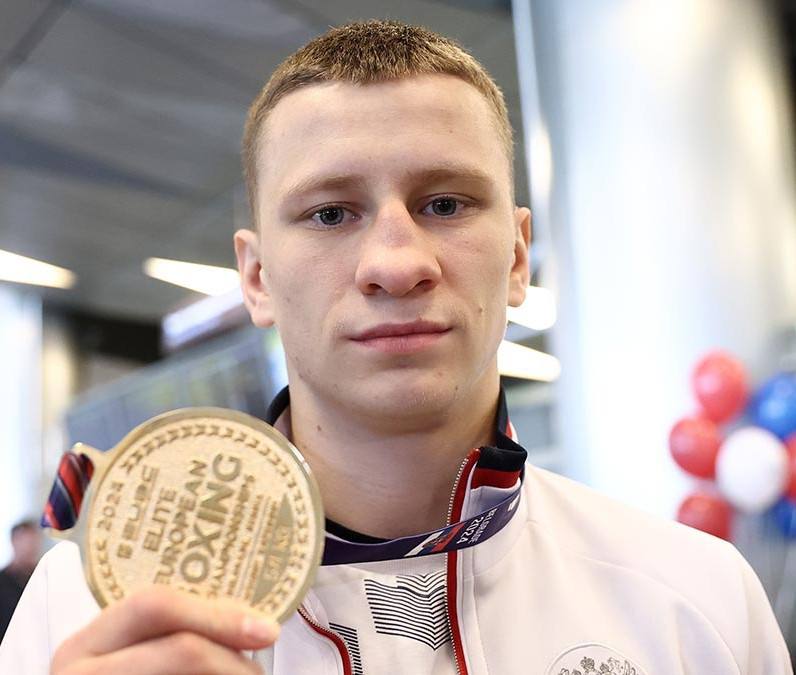 Избившие Двали получили реальные сроки Сегодня 22 декабря Феодосийский городской суд вынес приговор семи жителям города которые летом 2024 года жестоко избили чемпиона России и Европы по боксу Дмитрия Двали Спортсмен Дмитрий Двали пытавшийся защитить на набережной незнакомого молодого человека от группы хулиганов получил тяжелейшие травмы включая перелом орбитальной кости и почти полную потерю зрения на один глаз Все участники нападения были задержаны сотрудниками правоохранительных органов Суд признал фигурантов дела виновными и приговорил их к реальному лишению свободы на сроки от 1 6 года до 3 8 лет с отбыванием наказания в исправительной колонии общего режима Партнер юридической компании Гордон и сыновья адвокат Алла Салихова представляла интересы потерпевшего Дмитрия Двали во весь период судебного процесса Победа за нами gordonsons