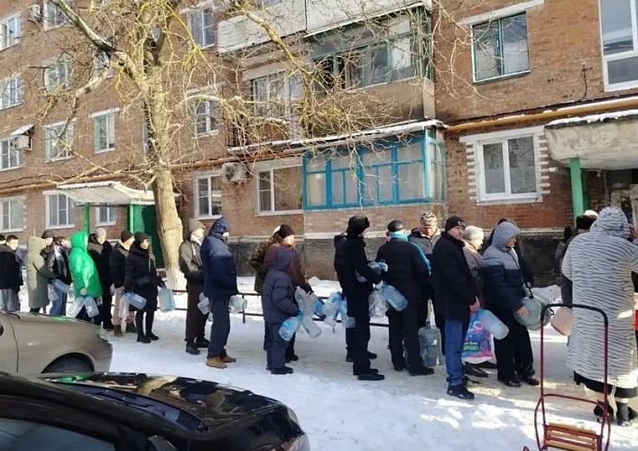 Ситуация с отсутствием воды в Ростовской области дошла до Президента Сегодня 21 января Владимир Путин провел первое в этом году совещание с правительством Президента интересовало в частности как проходит зимний сезон в регионах Без внимания главы государства не осталась и Ростовская область Как сообщили РИА новости Президент поручил министру строительства и жилищно коммунального хозяйства РФ Ирека Файзуллина предоставить доклад о ситуации в донском регионе где люди в нескольких городах остались без водоснабжения и тепла В этих городках о которых мы с вами знаем в Ростовской области там люди остались без водоснабжения без тепла В каком состоянии дела Еще раз скажите пожалуйста процитировало агентство слова В В Путина в ходе совещания с членами правительства Подпишись на 1Rnd в МАХ Написать в редакцию
