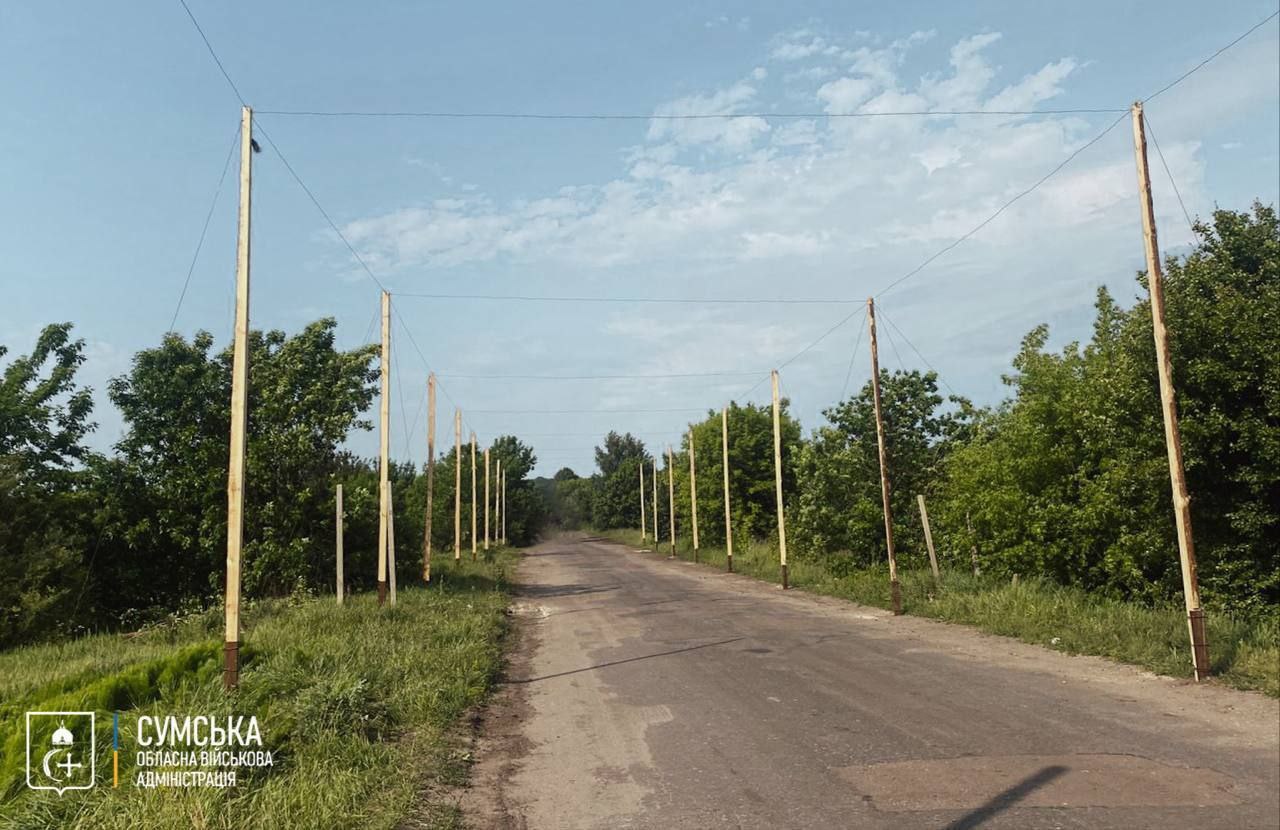 В Сумской области дороги стали накрывать антидроновыми сетками, сообщает ОВА. На данный момент работы продолжаются на определенных направлениях, в частности, в приграничных общинах.