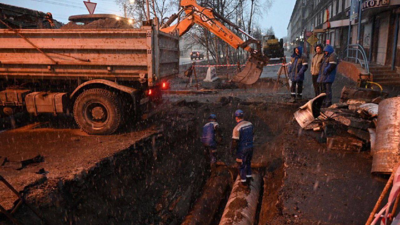 Нижняя палата Госдумы единогласно приняла постановление с рекомендациями по улучшению состояния коммунальной инфраструктуры после правительственного часа на тему ЖКХ с участием профильных министров. Документ был разработан комитетом по строительству и ЖКХ. В нем отмечается, что инфраструктура изношена во всех субъектах, модернизация не происходит, а методы тарифного регулирования неэффективны. Кроме того, в ЖКХ мало инвестиций и темпы обновления лифтов недостаточны. Парламент рекомендовал правительству разработать и утвердить комплексную программу модернизации и дорожную карту по подготовке законодательных изменений в сфере ЖКХ. Правительство должно внести в Госдуму законопроекты по улучшению качества услуг и повышению ответственности за подготовку к отопительному периоду и отсутствие схем водоотведения, водоснабжения и теплоснабжения муниципальных образований. Ожидается, что они будут разработаны к 2025 году. Также Белому дому рекомендуется провести анализ нормативов потребления и подготовить предложения по их пересмотру в соответствии с фактическим потреблением по разным категориям домов. Необходимо проанализировать инструменты привлечения инвестиций и разработать меры, включая установление долгосрочных тарифов. Износ коммунальных сетей в России составляет 40%, в некоторых регионах — до 80%, заявил министр строительства и ЖКХ Ирек Файзуллин. Ежемесячно происходит около 6 000 коммунальных аварий. Президент Владимир Путин в послании Федеральному собранию 29 февраля заявил о выделении 4,5 трлн руб. до 2030 года на модернизацию инфраструктуры ЖКХ.