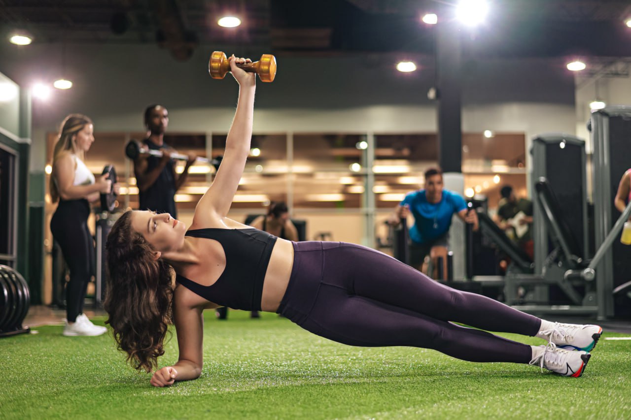 Рост рынка фитнеса замедлится до минимума за 4 года В 2026 году индустрия вырастет всего на 15 до 365 млрд рублей Динамика заметно хуже прошлогодней 20 аналитики связывают охлаждение с падением платежеспособности клиентов пишет Коммерсантъ Посетители не отказываются от спорта но массово урезают траты на дополнительные услуги Из за этого страдает маржинальность бизнеса в текущем году она может упасть с 7 до 5 Поднимать цены клубы не рискуют так как боятся оттока аудитории на фоне роста собственных расходов Сложнее всего приходится небольшим студиям в 2025 м каждая пятая закрылась в первый же год работы Рынок постепенно захватывают крупные сети зарабатывающие на массовом сегменте и ежемесячных подписках settersmedia news