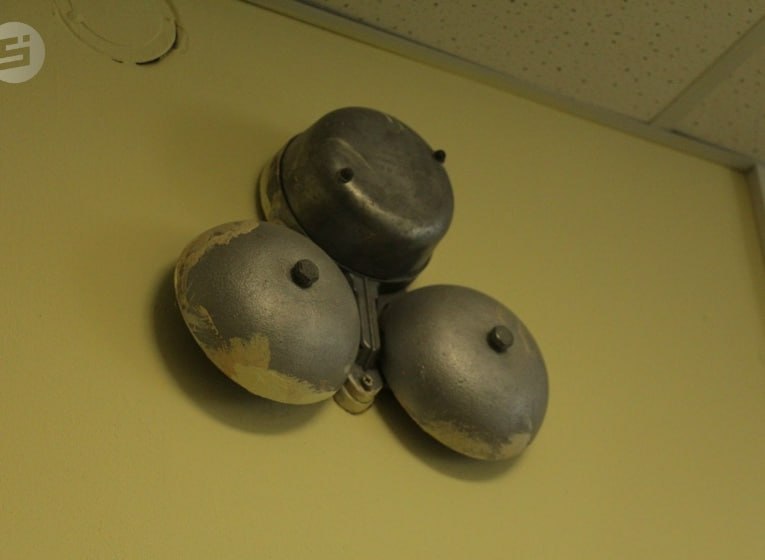 Песни о русской зиме заиграли вместо стандартных звонков в школах Удмуртии сообщает Минобрнауки Удмуртии В январе в школах региона включают музыкальные композиции посвященные теме Снежные забавы чтобы сообщить детям о начале или окончании урока Рингтоны заменили в рамках Всероссийского проекта Мелодии вместо звонков 0 На выбор школам предложили отрывки из песен Валенки Зимушка Ой метелица метель Русская зима и Сибирская зима Напомним что проект стартовал в российских школах в ноябре 2024 года С того момента в школах Удмуртии вместо звонков уже звучала музыка из балета Щелкунчик песни о любви семье и весне песни о космосе и о Великой Отечественной войне Фото ИА Сусанин