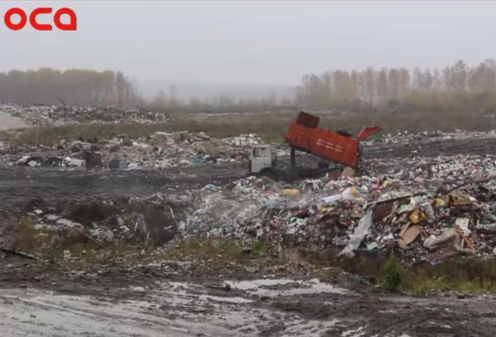 Мусор с переполненного полигона в Ачинске предложили вывозить за сотни километров Ачинский мусорный полигон приостановил работу сообщил депутат ЗС Алексей Бойков Сообщается что у оператора Группы СТК арестованы счета сотрудники уволены на днях на объекте обещают отключить электричество Ранее у полигона приостановили лицензию из за его переполненности Теперь по словам депутата Министерство экологии отходы планирует в качестве экстренной меры возить в Ужур Большой Улуй и Балахту Однако у последнего также нет лицензии То есть по факту на сегодня у нас есть два полигона Два полигона с мизерными мощностями Их хватит всего на несколько месяцев а дальше в качестве варианта уже звучит вывоз мусора в Красноярск на переполненную Автоспецбазу или вообще в Лесосибирск Из Ачинска За 400 километров К слову у лесосибирского полигона тоже есть незакрытые вопросы с лицензией пишет Бойков Кроме того ранее краевые власти говорили о планах по созданию экотехнопарка в ачинско назаровской зоне Однако Бойков утверждает что сейчас неизвестны даже ориентировочные сроки строительства 26 декабря пройдет суд по лицензии Ачинского полигона Если ее удастся продлить то размещать отходы можно будет до 2028 года Это Борус Люди