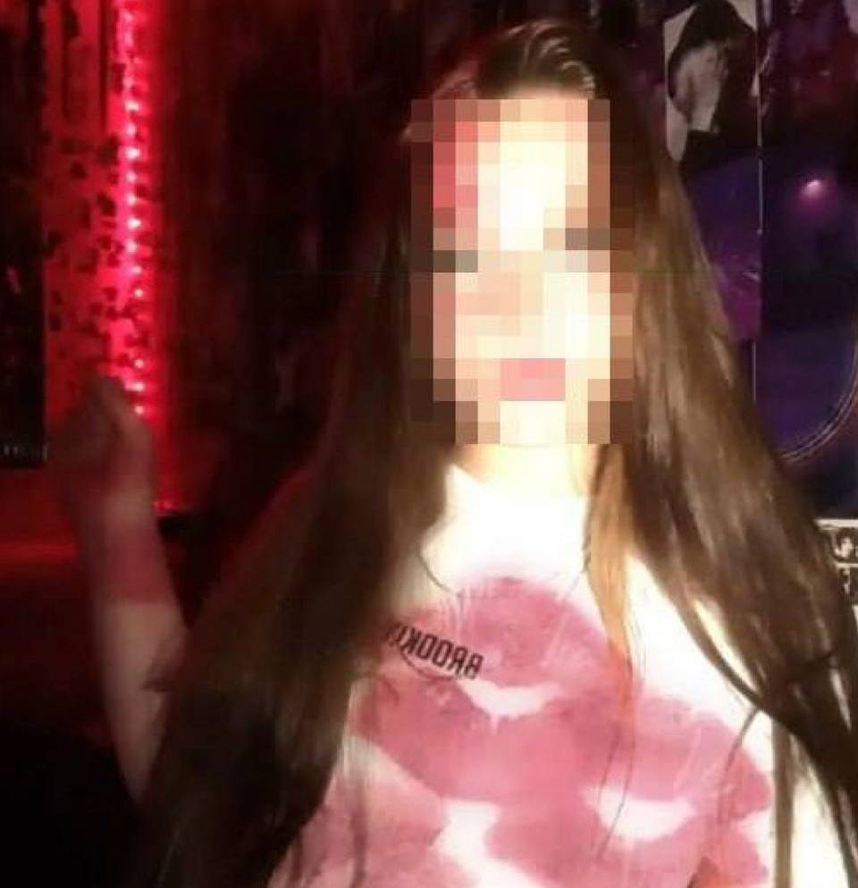 15-летняя Вероника выжила в резне на вечеринке в Иркутской области, притворившись мертвой. После ухода нападавшего она сбежала к соседям. Другая 14-летняя девочка также спаслась, выбежав из дома, когда злоумышленник пошел открывать газ. Большинство подростков, присутствовавших на вечеринке, обманули родителей о месте ночевки. Несколько человек, включая именинницу, ушли домой за несколько часов до трагедии. Фото: BAZA
