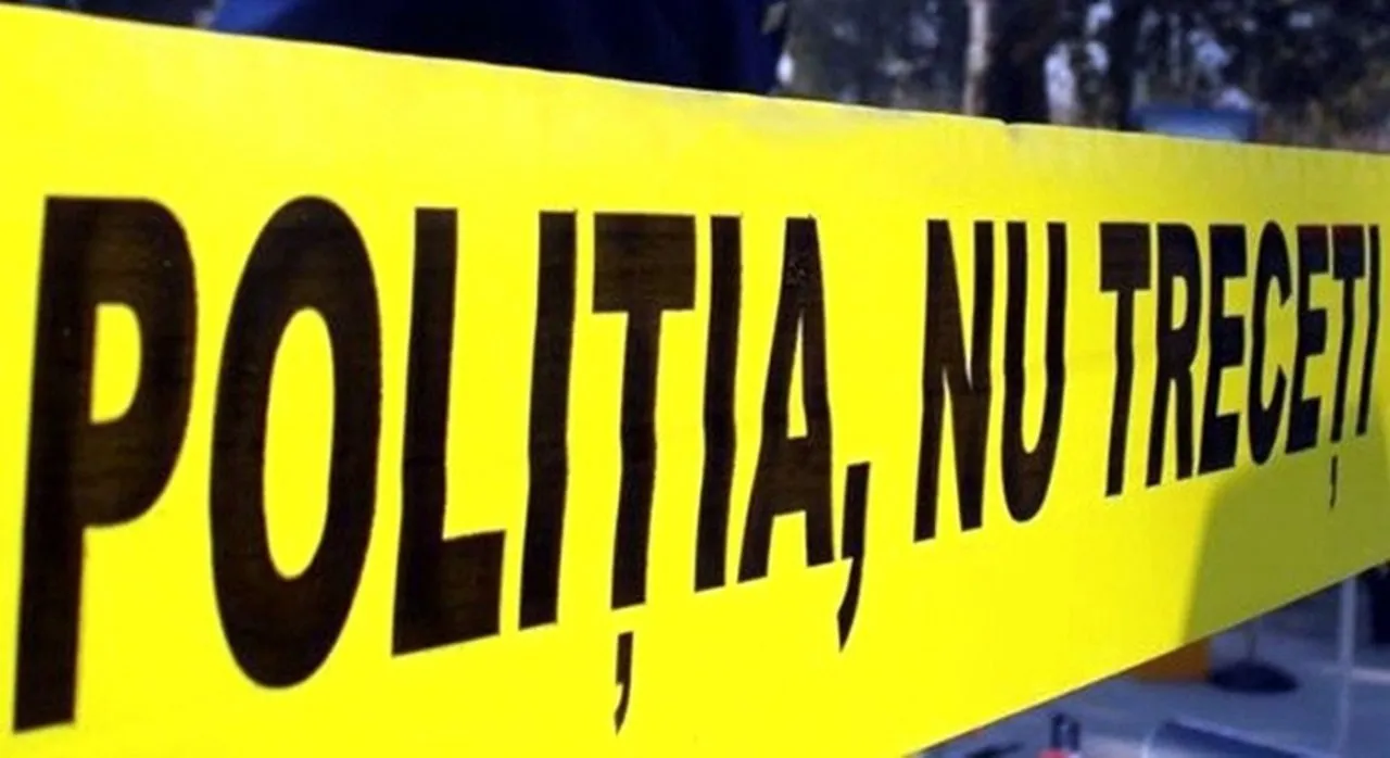 Полиция полагает что причиной смерти 16 летнего подростка в Кагуле стала пуля ранившая солдата срочника Полиция публикует информацию полученную от судмедэкспертов осмотревших тело погибшего несовершеннолетнего Предварительно установлено что в подростка попала пуля ранившая и военнослужащего срочной службы  В данный момент экспертиза продолжается предстоит точно установить причину смерти Стрелявший военнослужащий задержан Подробности выясняются Ранее сообщалось что предварительная причина смерти подростка остановка сердца на фоне сильного шока Подпишись на primulinmd