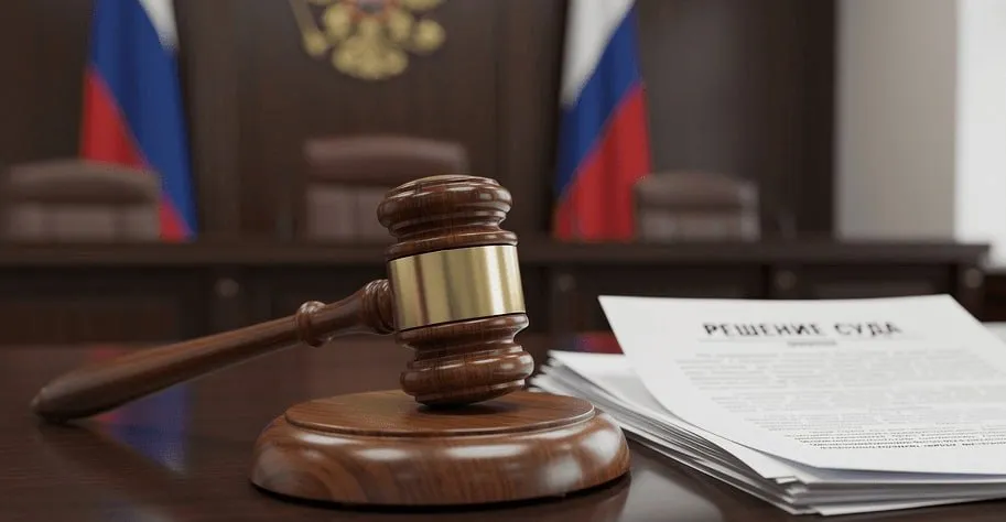 В Иркутске вынесли заочный приговор экс главе банка за кражу 870 млн рублей Куйбышевский районный суд Иркутска поставил точку в деле бывшего председателя правления Вашего личного банка Сергея Равича За хищение сотен миллионов рублей его заочно приговорили к 6 5 года лишения свободы По данным следствия банкир незаконно присвоил 873 6 миллиона рублей принадлежавших кредитной организации Суд не только назначил ему тюремный срок но и обязал выплатить штраф в 700 тысяч рублей Кроме того удовлетворен иск АСВ Равич должен вернуть всю украденную сумму Его имущество по прежнему находится под арестом Отбывать наказание осужденный начнет только после поимки так как сейчас он скрывается от правосудия и объявлен в федеральный розыск Напомним Ваш личный банк зарегистрированный в Усть Куте лишился лицензии ЦБ РФ еще в 2015 году из за рискованной политики и вложений в сомнительные активы Сейчас организация проходит процедуру банкротства Государство уже выплатило вкладчикам рухнувшего банка почти два миллиарда рублей страхового возмещения   Подпишитесь МАХ Telegram