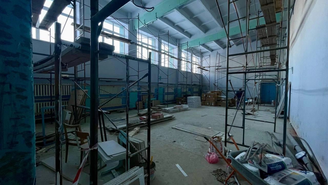 Отремонтировать школу или на эти деньги съездить за границу? Предпринимательницу обвиняют в том, что она выбрала второе  По версии следствия, директор ООО «Сибстройтранс» в 2022–2023 годах заключила контракты на капремонт четырех школ с администрациями Макушинского и Белозерского муниципальных округов.   Работы она провела не в полном объеме и более 34 миллионов рублей потратила на погашение кредита, строительство дома и отдых за границей.  Женщину задержали в августе прошлого года и заключили под стражу. Имущество обвиняемой арестовали.  Уголовное дело передано в Белозерский районный суд, сообщают в СК.