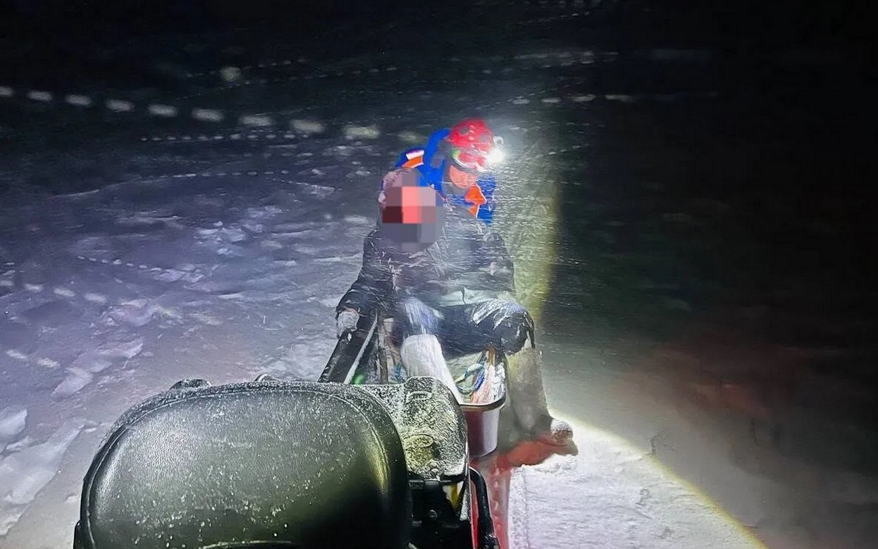 Спасли пропавшего 15 февраля в Сарапульском районе развернулась спасательная операция по поиску мужчины Он ушел расчищать снег на участке в СНТ но перестал отвечать на звонки родственников Дежурная группа спасателей на снегоходе обследовала предполагаемый маршрут В результате мужчина найден в 1 5 км от дороги На обратном пути в темноте сбился с пути Мужчина не пострадал в медицинской помощи не нуждался Спасатели транспортировали его к родственникам сообщили в Поисково спасательной службе Удмуртии Фото ПСС Удмуртии Подписаться на нас Telegram MAX