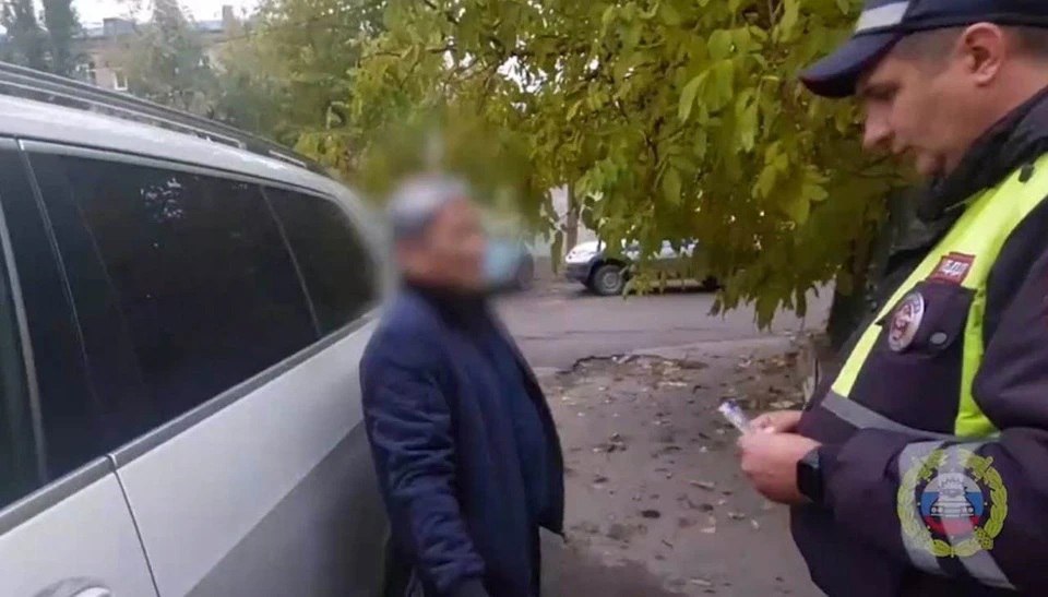 Решил убить ее: СК передал дело сбившего насмерть многодетную волгоградку Пака в суд В Волгограде завершили расследование громкого уголовного дела в отношении Александра Пака, который задавил насмерть мать троих детей Екатерину Буравлеву. Женщине было всего сорок лет. Фигурант изучил материалы и ждет вердикта. Екатерина погибла 29 ноября в Москве, спустя почти месяц после того, как попала в аварию, став жертвой, по мнению следствия, умышленного действия водителя элитного внедорожника. Днем 22 октября 2024 года в Дзержинском районе Александр Пак, управляя автомобилем BMW X7, совершил ДТП, задев припаркованный автомобиль Екатерины. Вместо того, чтобы остаться на месте происшествия и дождаться сотрудников ГИБДД, он попытался скрыться. Екатерина, увидев это, надеялась остановить его, догнав на своем автомобиле и потребовав выйти. По данным следствия, Пак, понимая, что Екатерина пытается воспрепятствовать его бегству и исполняет свой гражданский долг, решил убить ее. Он начал резко двигаться вперед, затем сделал маневр, в результате чего женщина упала на дорогу. После этого он намеренно проехал по телу и голове Екатерины, переехав ее многотонным внедорожником. От полученных травм женщина скончалась в московской клинике.