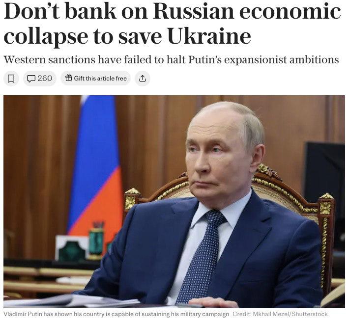 ‼ Российская экономика способна выдерживать давление «ещё очень долго», — The Telegraph По мнению журналиста Джереми Уорнера, Россия с лёгкостью обошла западные ограничения и нашла новых торговых партнёров. Новый, уже 18-й пакет санкций от Евросоюза, как он отмечает, также окажется неэффективным, а любые действия Трампа по введению пошлин вызовут жёсткие ответные меры со стороны Китая. Показательные данные, приведённые в статье: В прошлом году рост экономики России составил впечатляющие 4,3%. Безработица — всего 2%. Текущий платёжный баланс — стабильно положительный. Долг к ВВП — чуть более 20%. Дефицит бюджета — скромные 1,8%. «В обычных условиях такие показатели считались бы примером образцовой экономики, которую Международный валютный фонд так хотел бы видеть повсюду. <…> Но, увы, это не пример успешной западной экономики. Речь идёт о России, которая уже четвёртый год находится в состоянии военного конфликта с Украиной», — с досадой констатирует Уорнер. Автор признаёт, что России оказалось относительно легко обойти санкции или найти альтернативных торговых партнёров. Европа продолжает закупать значительные объёмы российской нефти и газа, а США выдают множество импортных исключений, от удобрений до ядерного топлива. «Суть в том, что санкции не сработали так, как предполагалось», — заявляет Уорнер. Он скептически относится к угрозам Трампа ввести 100-процентные пошлины: попытка «изъять с рынка более 4,5 млн баррелей в день и разорвать торговые связи с другими странами» рискует вызвать «резкий скачок цен на нефть и обрушить мировую экономику». «К сожалению, российская экономика, а возможно, и её население, способны выдерживать ещё очень долго», — заключает автор, не скрывая разочарования.