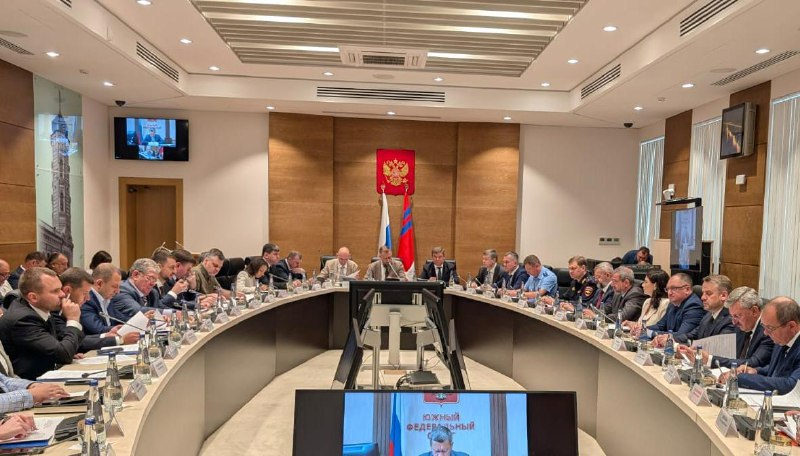 В Волгограде обсуждают актуальные вопросы госнацполитики Волгоградская область вновь стала площадкой семинара-совещания субъектов ЮФО по реализации стратегии государственной национальной политики под председательством заместителя полпреда РФ по ЮФО Владимира Гурбы. Опыт нашего региона представлял замгубернатора Геннадий Шевцов. На повестке дня: актуальные вопросы реализации стратегии госнацполитики в ЮФО; социокультурной адаптации иностранцев. В фокусе особого внимания— сохранение исторической памяти и передача молодому поколению национальных обычаев и традиций. Владимир Гурба: «В волгоградском регионе имеются хорошие наработки нормативной правовой базы в области государственной национальной политики. Развивается практика межведомственного взаимодействия властных структур различных уровней, их конструктивное сотрудничество с институтами гражданского общества. Сегодня уже во второй раз участников мероприятия радушно принимает город-герой Волгоград. Богатая история волгоградской земли, где живут представители разных национальностей и вероисповеданий, наглядно демонстрирует безусловную важность вопросов сохранения духовного наследия и традиций всех народов многонациональной России».