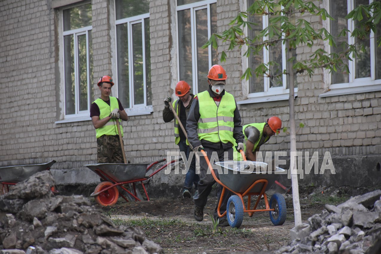 В Белореченской школе прошла встреча родителей обучающихся с представителями подрядной организации, ведущей в образовательном учреждении ремонтно-восстановительные работы в рамках федпроекта «Все лучшее детям» нацпроекта «Молодежь и дети» Директор Белореченской СШ Любовь Коломоец проинформировала, что учебное заведение было открыто в 1960-е годы. Реализация мероприятий по модернизации образовательной системы предусматривает не только проведение ремонтных работ, но и формирование благоприятной современной образовательной среды и полное обновление школьной инфраструктуры. Это поможет подрастающему поколению развивать способности и таланты в комфортных условиях. В поселке Белореченском в проектировании учебного пространства активное участие приняли представители родительской общественности: вместе с подрядчиками они обсуждали выбор стройматериалов, предлагали дизайнерские решения в оформлении школьной инфраструктуры. Представители подрядной организации рассказали о проводимых в образовательном учреждении ремонтных работах и подготовили для родителей обучающихся стенды, на которых можно увидеть, как будет выглядеть обновленная школа. Вконтакте Одноклаcсники
