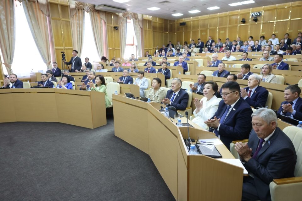 В парламенте Якутии приняли исполнение бюджета за 2024 год Народные депутаты Государственного Собрания Ил Тумэн в ходе пленарного заседания 10 июня приняли в окончательном чтении исполнение бюджета Якутии за 2024 год, сообщает ЯСИА. «Проект закона рассмотрен на всех заседаниях постоянных комитетов Государственного Собрания Ил Тумэн . Все постоянные комитеты поддерживают принятие данного законопроекта. Нашим постоянным комитетом представлено сводное заключение по проекту закона», — рассказал заместитель председателя Госсобрания Ил Тумэн Юрий Николаев. Он сообщил, что также состоялись публичные слушания. На 2024 год объем поступивших доходов достиг более 330 млрд рублей. Расходы бюджета были исполнены в сумме 351 млрд рублей, с превышением доходов над доходами в сумме 20 млрд рублей. Законопроект был поддержан народными депутатами Государственного Собрания. Все новости #Яестьновость Обсудить
