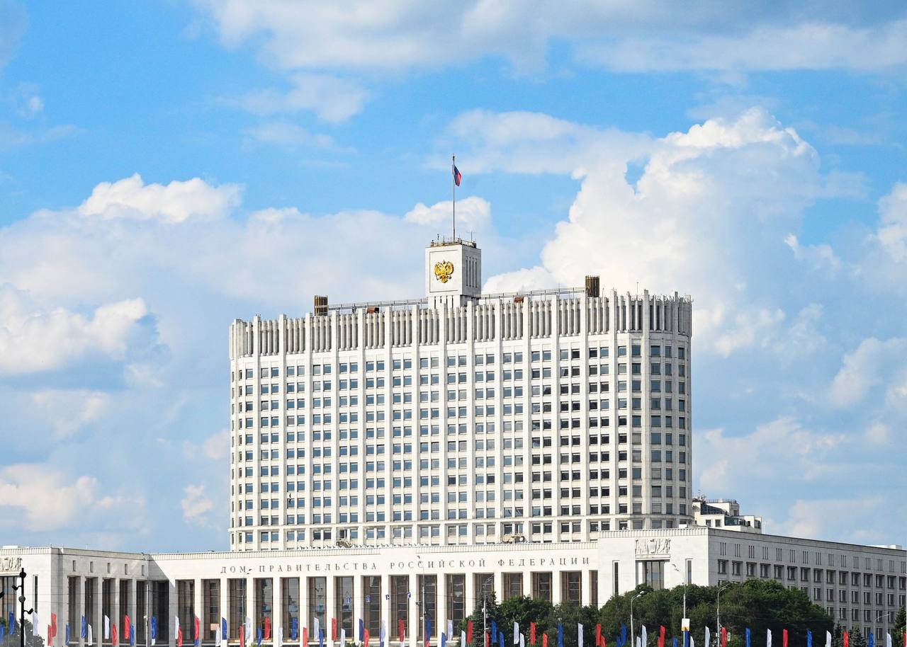 Правительство выделило финансирование на капремонт школы, пострадавшей от наводнения в Оренбургской области В 2025 году в городе Орске Оренбургской области будет проведен капитальный ремонт и оснащение оборудованием двух корпусов средней общеобразовательной школы №24. На эти цели из резервного фонда Правительства выделено 440,8 млн рублей. Здания пострадали во время паводка в 2024 году. Федеральное финансирование позволит восстановить учебный процесс в корпусах, где обучались больше тысячи ребят. Школа №24 является единственным учебным комплексом в одном из микрорайонов Орска. Средства будут предоставлены региону в виде разовой финансовой помощи в рамках госпрограммы «Развитие образования». #регионы
