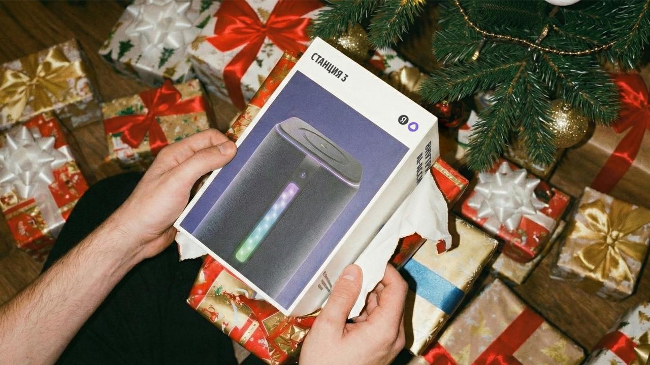 2 9 млрд запросов именно столько обработала Алиса AI в чате в 2025 году Юзеры загрузили в чат 131 млн картинок и файлов для распознания а с сентября оживили более 180 млн фотографий мемов и других изображений Линейка умных устройств Яндекса тоже выросла за год вышло 14 новых моделей Станций ТВ Станций и других девайсов А 5 3 миллиона активных устройств работают на платформах YaOS и YaOS X это умные телевизоры партнеров ТВ Станции Станции Макс и Дуо Макс На 2026 у компании уже есть планы анонсированы ИИ наушники Яндекс Дропс Ждем дроп получается Бэкдор