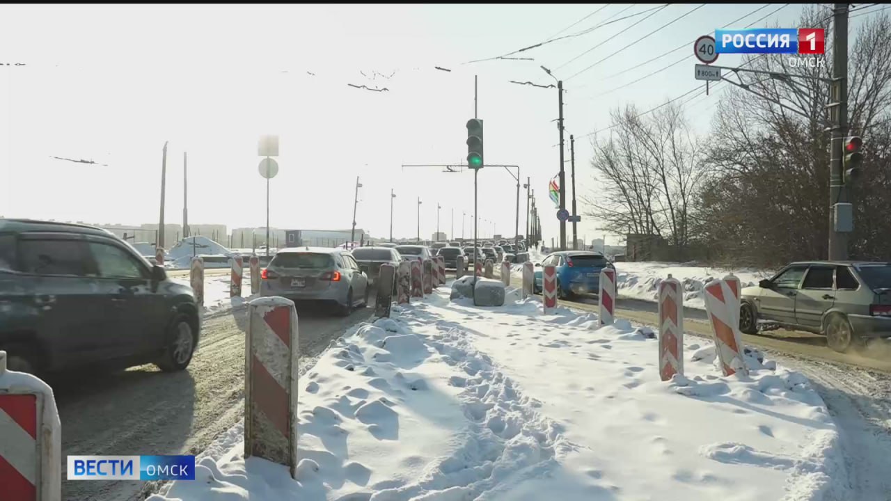 Мост у телецентра ночью перекроют полностью.  Это связано с установкой разделительных столбиков и светофоров для организации реверсивного движения. Застройщик будет готовить мост к запуску движения по новой схеме. Рядом с мостом уже установили новые светофоры, подготовили их к запуску.    Напомним, что движение по средней полосе будет регулироваться светофорами, расположенными над ней. В мэрии обещали запустить реверсивное движение до 9 января.  Подписаться Написать в редакцию