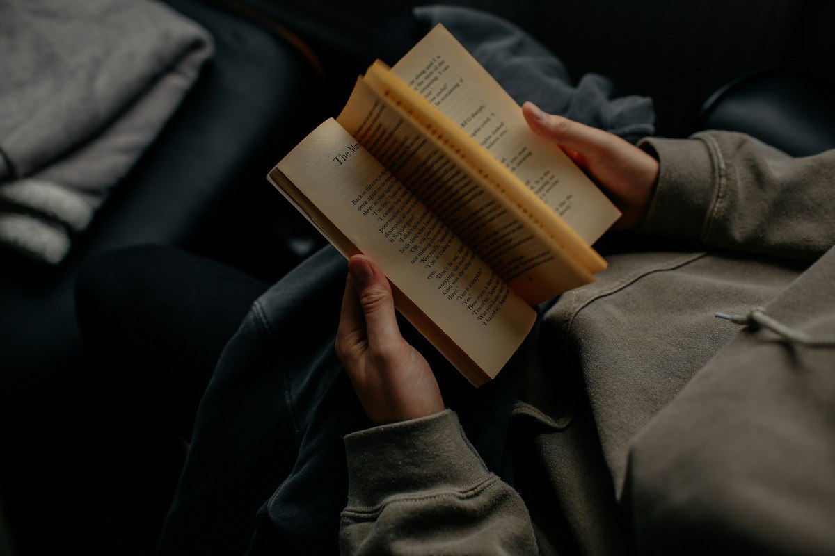 84% человек признались, что читают книги каждый день, свидетельствуют результаты опроса литературной платформы «Литнет».   92% респондентов сообщили, что книги помогали им взглянуть на жизненные ситуации с другой стороны. 53% рассказали, что у них есть любимые книги, к которым они возвращаются в трудные времена.  В число этих произведений вошли:  • «Мастер и Маргарита» Михаила Булгакова; • «Джейн Эйр» Шарлотты Бронте; • «Гордость и предубеждение» Джейн Остин; • «Алхимик» Пауло Коэльо; • «Унесенные ветром» Маргарет Митчелл; • «Война и мир» Льва Толстого; • «Преступление и наказание» Федора Достоевского; • Серия «Плоский мир» Терри Пратчетта; • «Хроники Нарнии» Клайва Стейплза Льюиса; • «12 стульев» Ильи Ильфа и Евгения Петрова.  Больше новостей — в Daily News