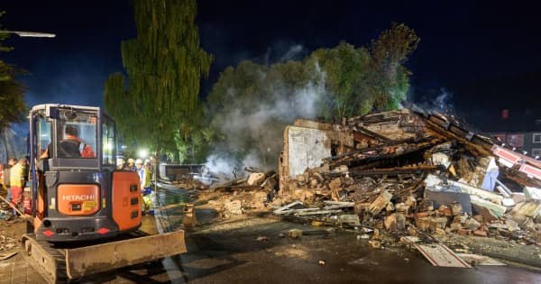 Восемь человек пострадали из за взрыва полностью разрушившего жилое здание в городе Дааден на западе Германии Инцидент произошел 25 сентября сообщает агентство DPA Восемь человек были госпитализированы после того как в четверг в результате взрыва было разрушено жилое здание на западе Германии Инцидент произошел в городе Дааден к юго востоку от Кельна 15 летний подросток был доставлен в специализированную клинику с тяжелыми травмами еще семерых человек бригада скорой помощи доставила в больницу приводит DPA слова представителя местных правоохранительных органов Взрыв полностью уничтожил здание в котором находились закусочная и несколько жилых квартир На месте работают спасательные службы и эксперты по взрывам Полиция проводит расследование для установления точных причин взрыва и оценивает ущерб нанесенный зданию и окружающей инфраструктуре DPA Подписаться на URA RU мы в MAX