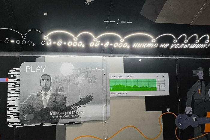 Ельцин Центр отказался принимать на своей сцене Старый Новый Рок Ельцин Центр отказался принимать на своей площадке возрождаемый в Екатеринбурге музыкальный фестиваль Старый Новый Рок О том что стороны не смогли договориться стало известно на Совете неравнодушных горожан сообщает КП Екатеринбург Причину отказа объяснил директор фестиваля Евгений Горенбург По его словам он обращался в Ельцин Центр с просьбой предоставить на безвозмездной основе два помещения но получил официальный отказ пишет КП Екатеринбург Как предполагает организатор причиной стал скандал разразившийся после выступления летом 2021 года экс солиста Агаты Кристи Вадима Самойлова на Ночи музыки Ельцин Центр был одной из ее площадок Экс фронтмен Агата Кристи прямо во время своего выступления оскорбительно высказался в адрес руководства Ельцин Центра uralweb ru